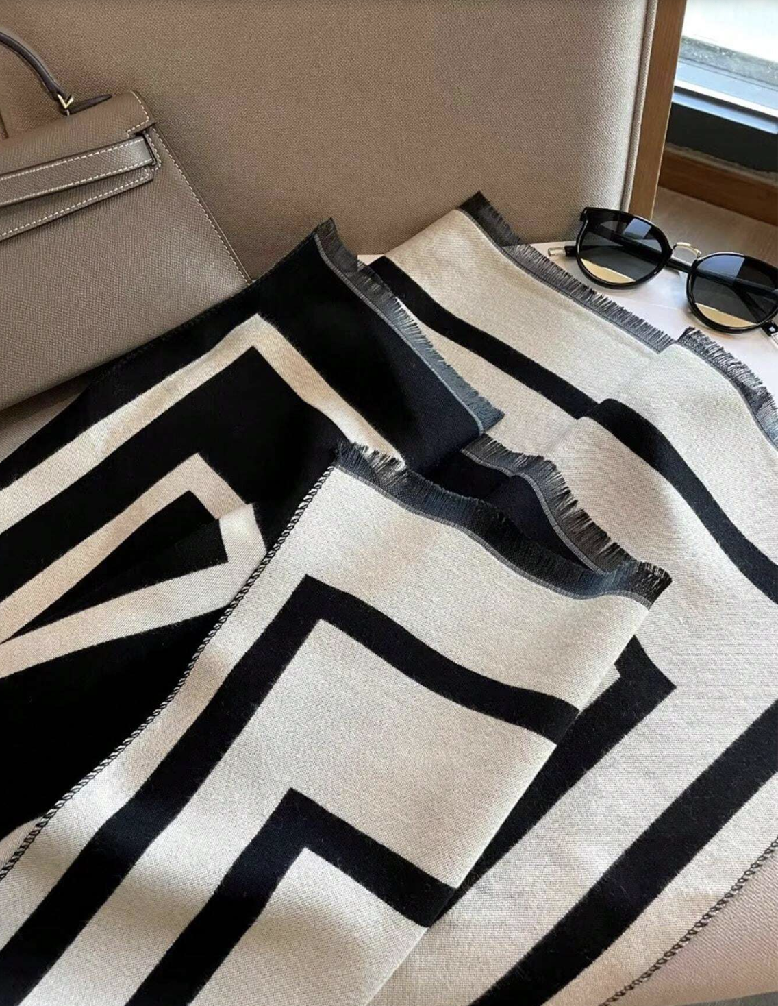 Alyssa - Écharpe Graphique Elégante